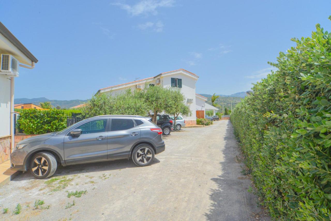 Case Vacanze Mare Nostrum - Villas In Front Of The Beach With Pool Campofelice Di Roccella Eksteriør bilde