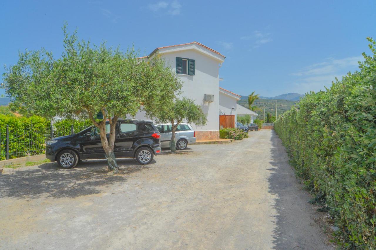 Case Vacanze Mare Nostrum - Villas In Front Of The Beach With Pool Campofelice Di Roccella Eksteriør bilde