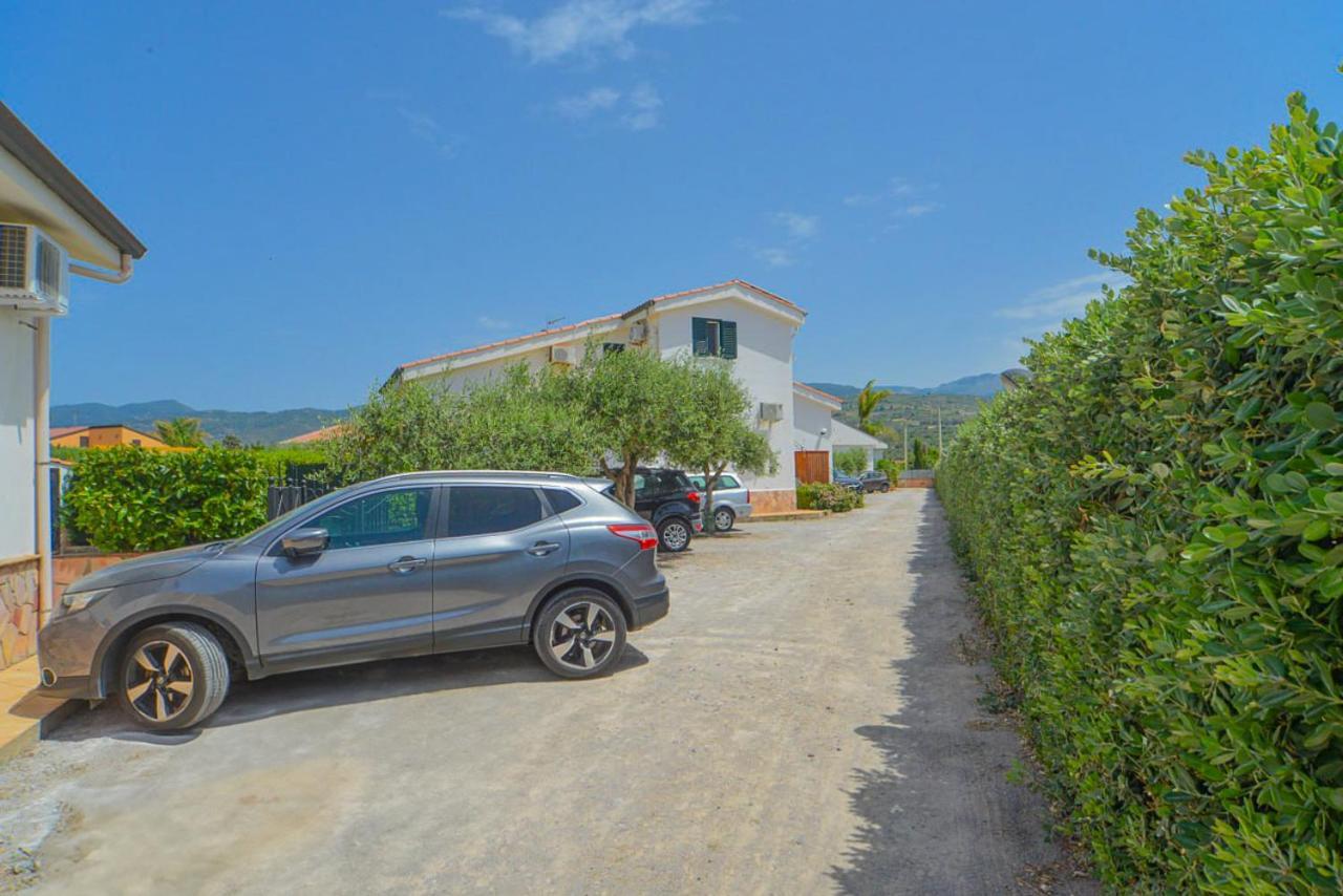 Case Vacanze Mare Nostrum - Villas In Front Of The Beach With Pool Campofelice Di Roccella Eksteriør bilde